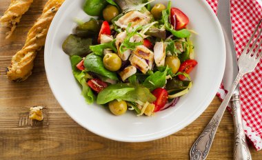 Masada sağlıklı salata tavuk