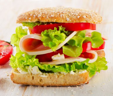 Sandviç taze domates ile