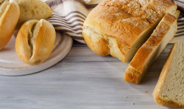 ahşap kesme tahtası üzerinde ekmek.