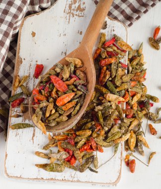 Ahşap arka planda kırmızı biber.