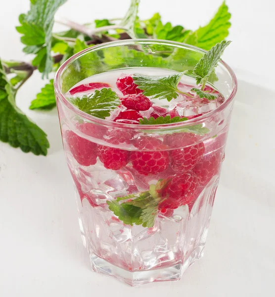 Bebida fria com framboesas — Fotografia de Stock