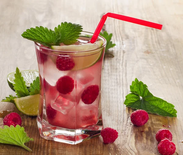 Summer drink with raspberries — Stock Photo, Image