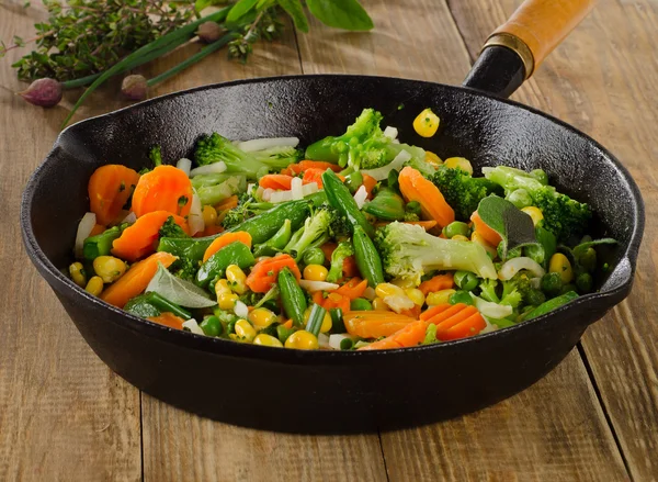 Stir fried vegetables in   iron skillet — Stock Photo, Image