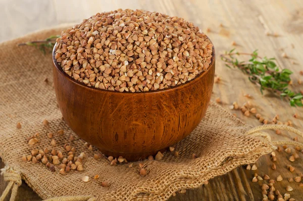 Semole di grano saraceno su tavolo di legno . — Foto Stock