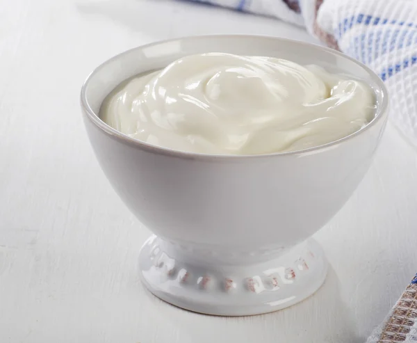 Свежий йогурт в белой миске . — стоковое фото