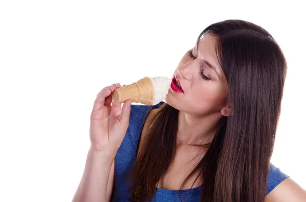 Mulher feliz comer sorvete — Fotografia de Stock