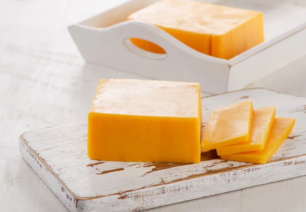 Fromage cheddar sur planche à découper . — Photo