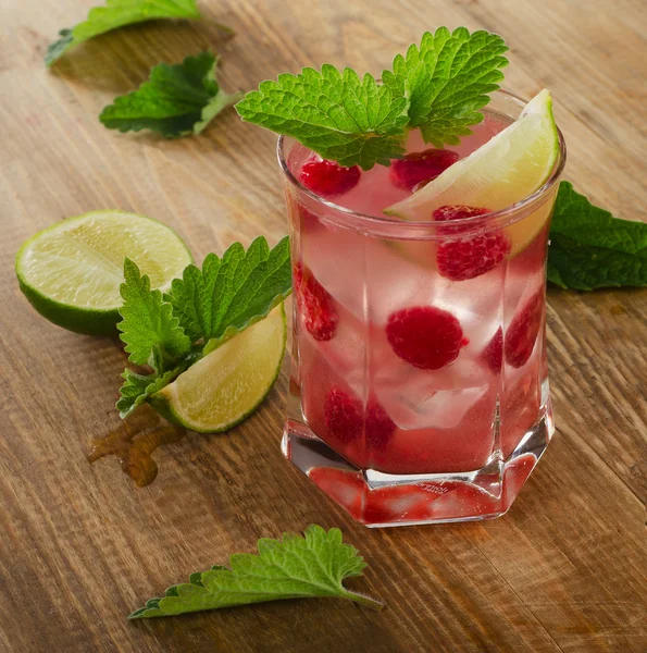 Letní drink s malinami — Stock fotografie