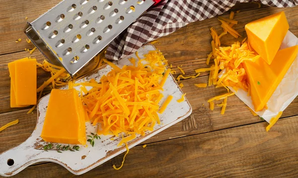 Cheddar sajt a daraboló-board. — Stock Fotó