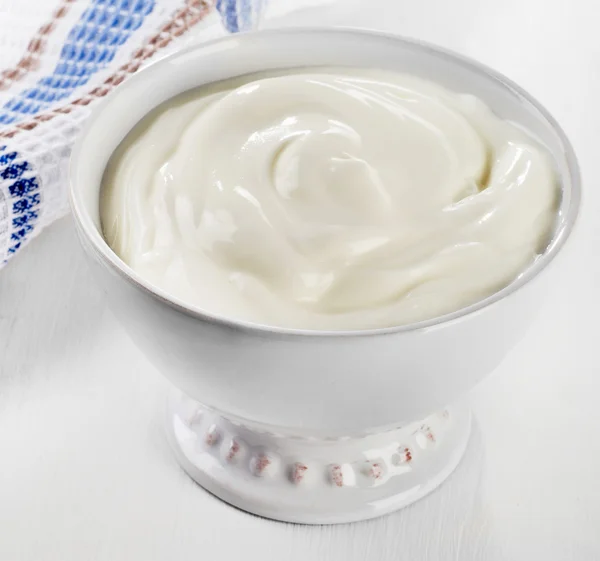 Grekisk yoghurt i vit skål — Stockfoto