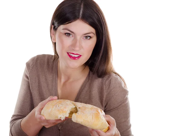 Mujer sosteniendo pan recién horneado — Foto de Stock