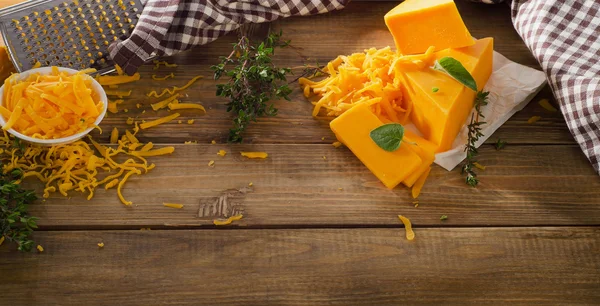 A rusztikus háttér cheddar sajt. — Stock Fotó