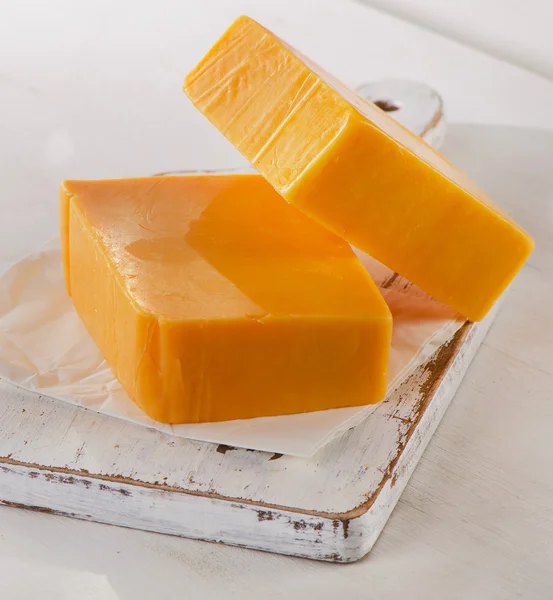 Sýr čedar na prkénku. — Stock fotografie