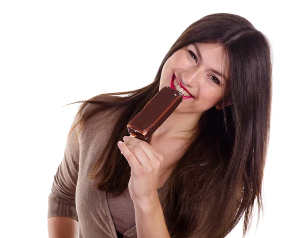 Jovem sorrindo menina comer sorvete — Fotografia de Stock