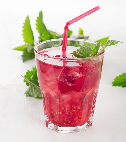 Bebida fría de verano con frambuesas, hielo y menta  . —  Fotos de Stock