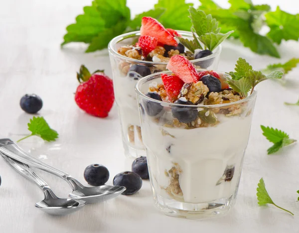 Granola with yogurt and fresh berries. — Stock Photo, Image
