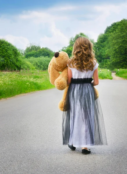 Kleines Mädchen mit großem Spielzeug — Stockfoto