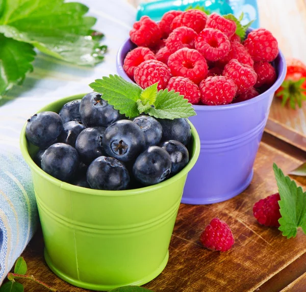 Fresh raspberries and blueberries — Stock Photo, Image