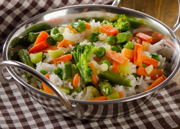 Rijst met groenten op houten tafel. — Stockfoto