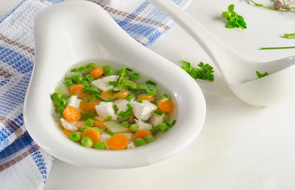 Sopa de pollo con verduras en un tazón. —  Fotos de Stock