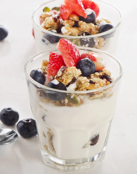 Granola au yaourt et baies fraîches dans des verres — Photo