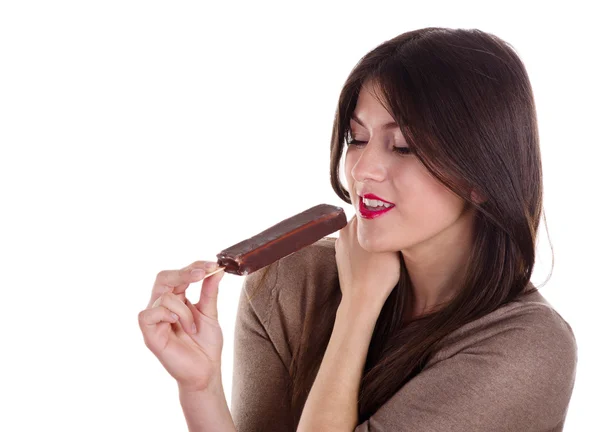 Jovem sorrindo mulher comer sorvete — Fotografia de Stock