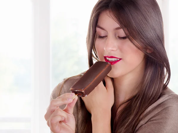 Mujer sonriente con un helado —  Fotos de Stock