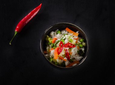 Beyaz pirinç ve sebze