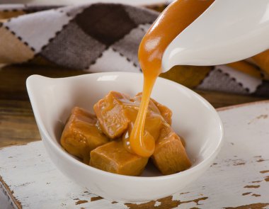 Karamel soslu beyaz bir kase içinde dökme.