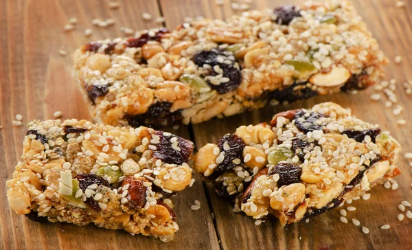 Gesunde Müsliriegel aus Obst und Nüssen — Stockfoto