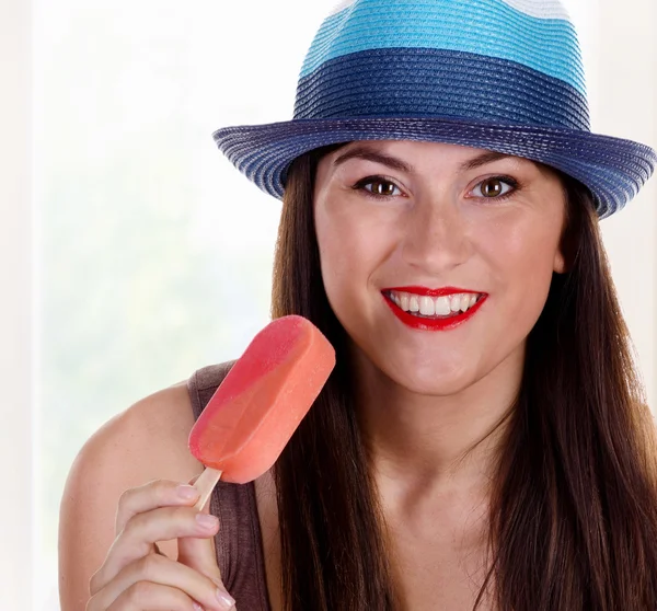 Young happy girl with  ice cream — Stock Photo, Image