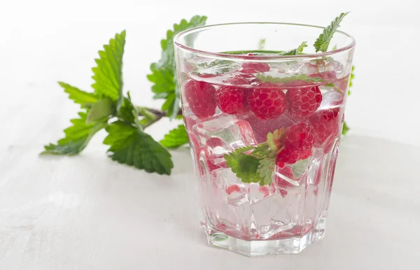Bebida fria de verão com framboesas — Fotografia de Stock