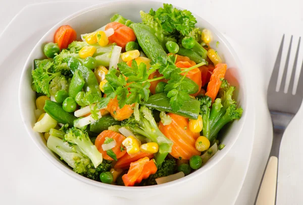 Verduras mezcladas en plato blanco . — Foto de Stock