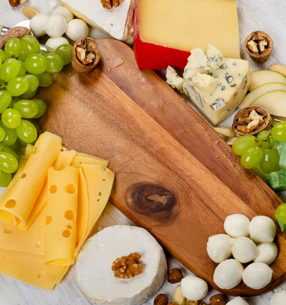 Cheese  with grapes and nuts — Stock Photo, Image