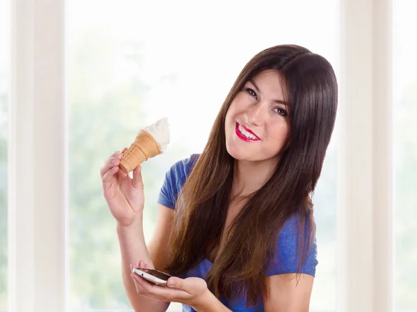 バニラアイス クリームと携帯電話を持つ少女. — ストック写真