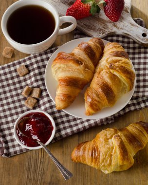 Kahve fincanı ile taze kruvasanlar 