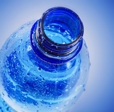Plastik şişe içme suyu. .
