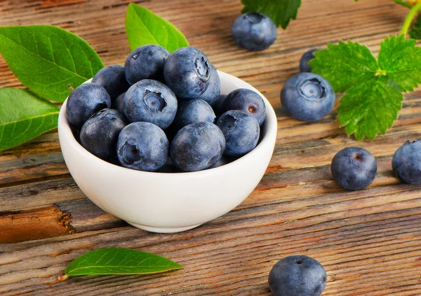 Fresh blueberries with leaves — Stock Photo, Image