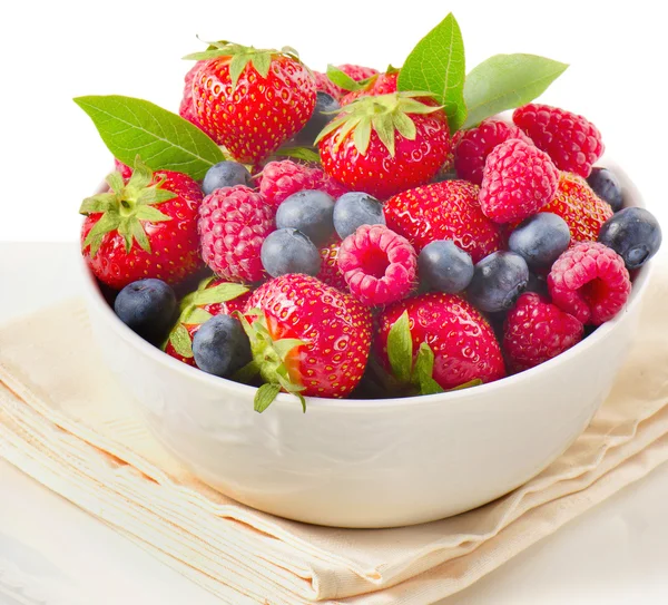 Свіжі ягоди в тарілці — стокове фото