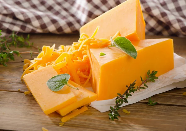 Cheddar sajt és gyógynövények — Stock Fotó