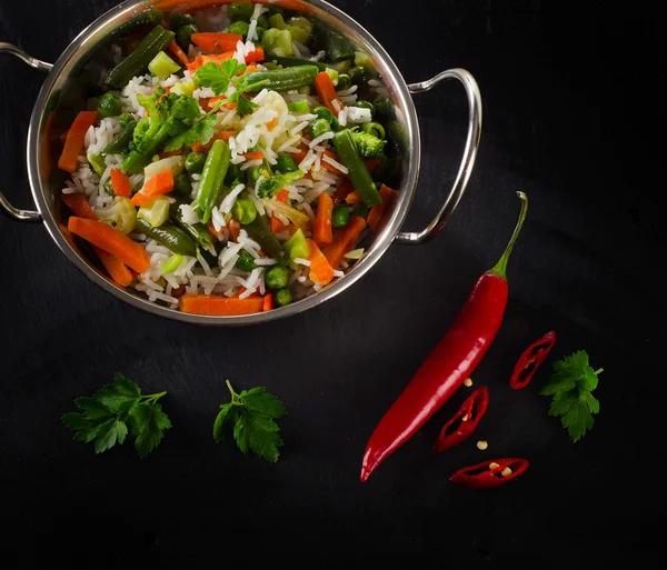 Arroz y verduras en la sartén —  Fotos de Stock