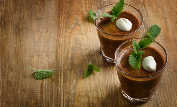 Homemade Chocolate Mousse in glasses on  rustic wooden table. — Stock Photo, Image