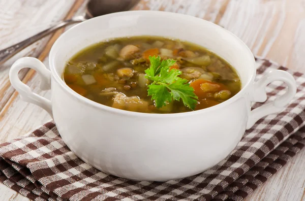 Zuppa con lenticchie, fagioli, pollo e verdure . — Foto Stock