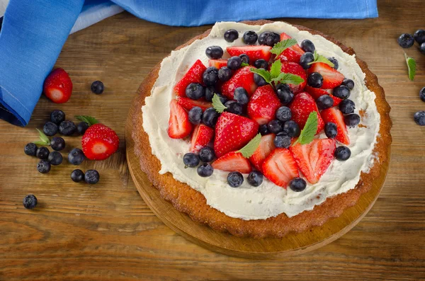 Tarta de crema de fresas y arándanos — Foto de Stock