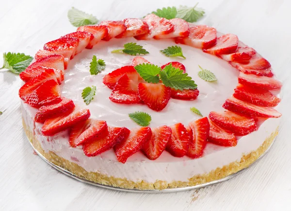 Tarta de queso con fresas frescas —  Fotos de Stock