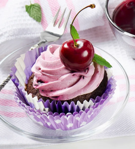 Cupcake with a sweet cherry   jam. — Stock Photo, Image