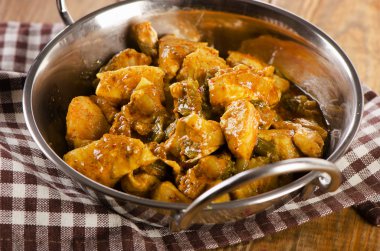 balti tabak içinde tavuk köri