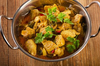 balti tabak içinde tavuk köri