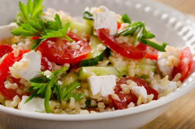 Beyaz gluten ücretsiz vejetaryen salatası. 