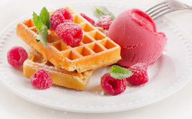 Belçika waffle ahududu sorbe ile